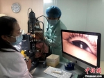 医生为小女孩眼部检查。　厦门眼科中心供图 - 福建新闻
