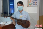 漳州市第二批援鄂医疗队队员林月美表示，以后将学习弹奏尤克里里。　龚雯 摄 - 福建新闻