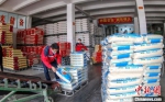兴浦米业将仓库里库存的稻谷进行加工，满足市场需求。　林聪华 摄 - 福建新闻