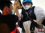 东海第二飞行队救助直升机展开救援工作 厦门市海事局供图 - 福建新闻
