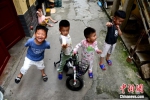 图为小孩在村内骑车玩耍。叶秋云摄 - 福建新闻