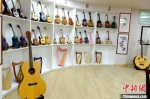 钰丰乐器公司展示各种乐器。　张金川 摄 - 福建新闻
