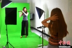 图为：台青正在棚内录制教学视频。　吕明 摄 - 福建新闻