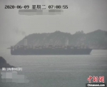 图为船舶抛锚等待救援。厦门海事局供图 - 福建新闻