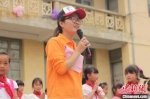 2016年6月1日，叶晶晶在下园村组织留守儿童文艺汇演。　叶园 摄 - 福建新闻