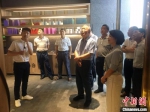 2020年5月，陈莉娜(前右一)与海峡两岸茶业交流协会会长张家坤(左四)一行交流推广小白茶。　张丽君 摄 - 福建新闻