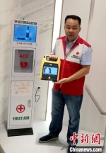 工作人员介绍AED用法。　赵凌峰 摄 - 福建新闻