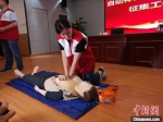 福建省红十字会工作人员示范AED用法。　赵凌峰 摄 - 福建新闻