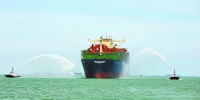 世界最大集装箱船首航厦门港 其船长近400米 - 新浪