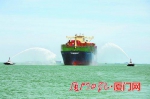 世界最大集装箱船首航厦门港 其船长近400米 - 新浪