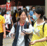 7月8日，福建福州屏东中学考点，高考考生在考试结束后轻松走出考场。　吕明 摄 - 福建新闻