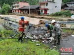 7月9日，福建南平光泽县供电公司的抢修人员在光泽县司前乡云际村抢修受损的10千伏云际线。　吴其微 摄 - 福建新闻
