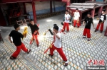 在福建省福州市仓山区盖山镇叶厦村福极圣宫内，“00后”青年正在练习八家将舞蹈。　吕明 摄 - 福建新闻