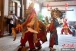 在7月4日举行的“神彩飞扬，追梦未来”闽台青年信俗文化季活动上，这群“00后”青年带来了八家将舞蹈表演。　吕明 摄 - 福建新闻