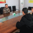 图为部队领导与镇村干部座谈了解村情。东部战区73集团军 供图 - 福建新闻