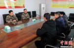 图为部队领导与镇村干部座谈了解村情。东部战区73集团军 供图 - 福建新闻