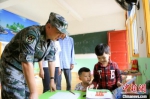 图为查看村小学及幼儿园儿童学习情况。东部战区73集团军 供图 - 福建新闻