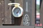 22日上午10点，漳州车务段龙海站的车厢表面温度达到40℃。该站点调车员每天需在高温下工作10个小时以上。　龚雯 摄 - 福建新闻