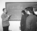 1964年，钱学森在课后给同学们解答问题。新华社发（资料照片） - 人民代表大会常务委员会