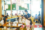 在湾悦城一家餐馆内，服务员在点菜时依据菜品分量对顾客的点单提出建议。 - 新浪