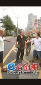 被出租车司机骂了几句 漳州一男子从车内拿出一把长刀 - 新浪