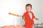 泉州惠安2岁娃耍双截棍 能灭蜡烛、开矿泉水瓶盖 - 新浪