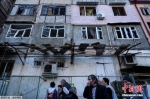 纳卡地区主要城市斯捷潘纳克特在交火中受到波及，居民住宅受损。图为居民聚在受损的大楼前。 - 福建新闻