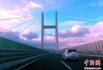 航拍中国首座跨海公铁两用大桥试通车（图） - 新浪