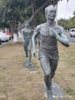 六旬夫妻主动清洁环岛路99座马拉松雕像 他们用这样的方式爱厦门 - 新浪