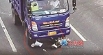 漳州：女子头部被车轮轧过 幸“盔”有它 - 新浪