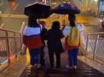 雨天为老人撑伞的两名厦门女生已找到 热心善举获点赞无数 - 新浪