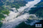 12月1日，武夷断裂带峡谷内云雾缭绕，村庄若隐若现（无人机照片）。 - 新浪