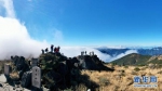 12月1日，人们在云雾缭绕的武夷主峰黄岗山顶参观（无人机照片）。 - 新浪