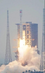 长征八号运载火箭起飞（宿东 摄） 图片来源：中国航天科技集团 - 新浪