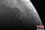 颜明哲用自制望远镜拍摄的月亮表面图片。（受访者供图） 钟欣 摄 - 新浪