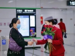 1000多枝玫瑰随机赠送，厦门地铁向女乘客送上节日祝福 - 新浪