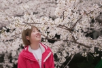 3月13日，武汉雷神山医院医护人员在樱花树下赏花。 - 新浪