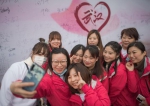 3月13日，上海第四批中医医疗队龙华医院医护人员在武汉大学合影自拍。 - 新浪