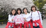 3月13日，来自山西太原西山总医院的援鄂医护人员在武汉大学赏花。 - 新浪