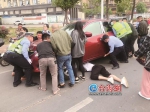 漳州：男子被压车下昏迷 警民合力抬车救人 - 新浪