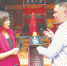 黄智贤（左）向黄氏后人了解黄廷协助郑成功收复台湾的爱国故事。 - 新浪