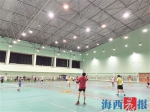 市民在市体育中心羽毛球馆挥洒汗水。记者 王温萍 摄 - 新浪