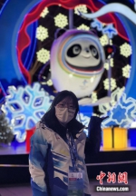 北京语言大学的澳门学生苏嘉怡今年作为北京冬奥会志愿者，首次在京过年。图为苏嘉怡(前排左一)除夕与部分志愿者一起吃年夜饭。 中新社发 受访者供图 - 福建新闻