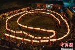 村民们舞起自制的烛桥，以独特的方式举行“迎烛桥”民俗活动。　张凌欣 摄 - 福建新闻