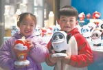 在泉州德化县陶瓷旅游观光工厂，小朋友们购买了陶瓷“冰墩墩”“雪容融”。 新华社 - 福建新闻