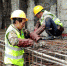 在项目建设现场，工人正在绑扎钢筋。受访者供图 - 福建新闻