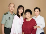 ▲陈晓燕（右一）与家人 - 福建新闻