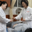 郭虹（右）为患者做针灸治疗 - 福建新闻