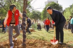 福建师范大学党委书记潘玉腾现场参与植树 学校供图 - 福建新闻