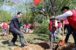 福建师范大学校长王长平现场参与植树 学校供图 - 福建新闻